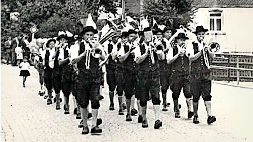 Der Umzug zum ersten Heimatfest in den 60er-Jahren. Auch an diese Zeiten will man heuer erinnern. Foto: NP-Archiv
